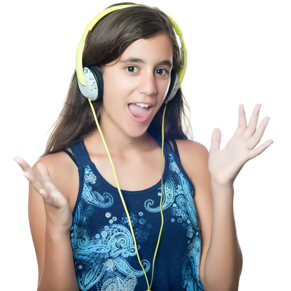 Menina adolescente hispânica ouvindo música em seus fones de ouvido — Fotografia de Stock