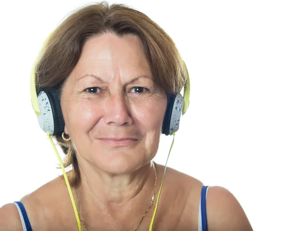 Mujer hispana mayor escuchando música en sus auriculares — Foto de Stock