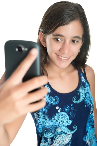 Латиноамериканская девочка-подросток фотографирует себя на мобильный телефон — стоковое фото