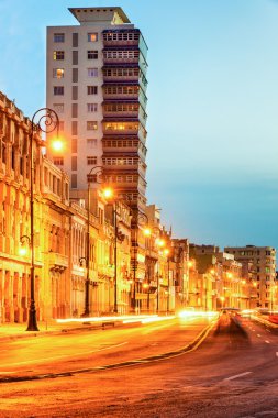 el Malecón sokak ışıkları ile Eski Havana'da günbatımı