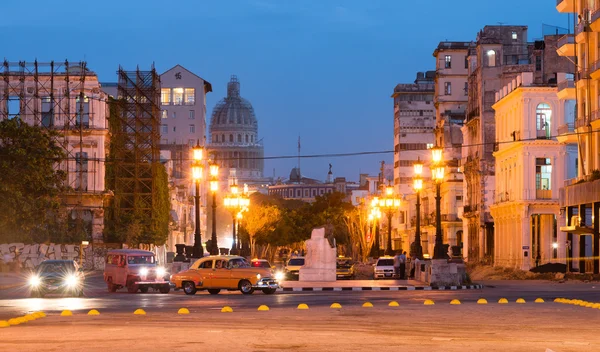 晚上在哈瓦那老城的城市场景 — 图库照片