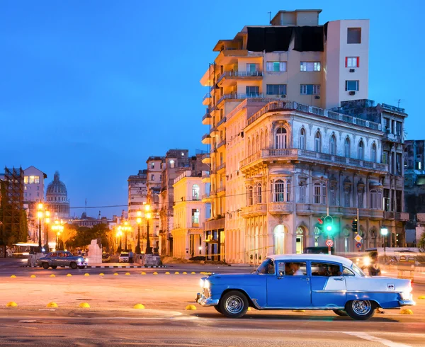 Miejski scena w nocy w starej Hawanie — Zdjęcie stockowe