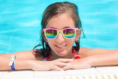 Yüzme Havuzu kenarında gülümseyen kız