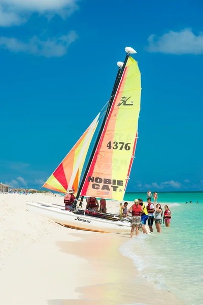 Toeristen zeilen op een catamaran in cuba — Stockfoto