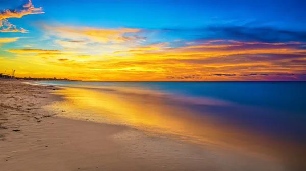 Coucher de soleil coloré sur une belle plage à Cuba — Photo