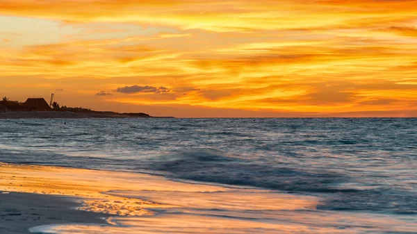 Colorato tramonto su una bellissima spiaggia di Cuba — Foto Stock