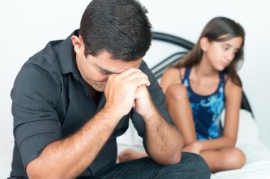 sorunlu genç kızıyla birlikte endişeli baba