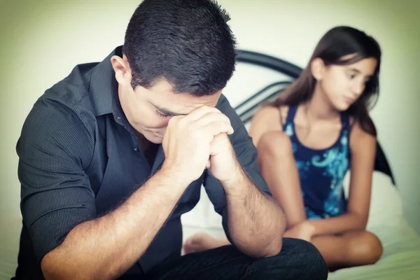 Besorgter Vater mit seiner in Schwierigkeiten geratenen Teenager-Tochter — Stockfoto