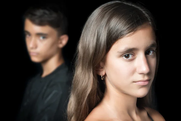 Infeliz jovem adolescente casal em um fundo preto — Fotografia de Stock