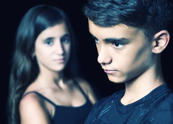 Nefericit tineri adolescenta cuplu pe un fundal negru — Fotografie, imagine de stoc