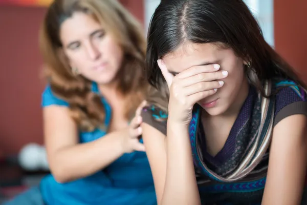 Mother comforts her teen daughter — Stock Photo, Image