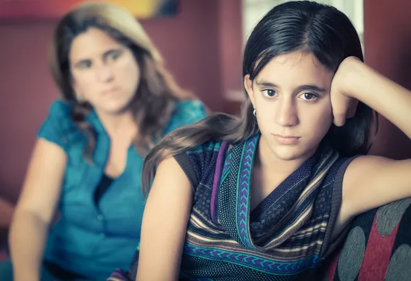 Defiant adolescente menina e sua mãe preocupada — Fotografia de Stock
