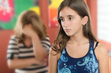 Annesi ağlıyor ile mutsuz genç kız