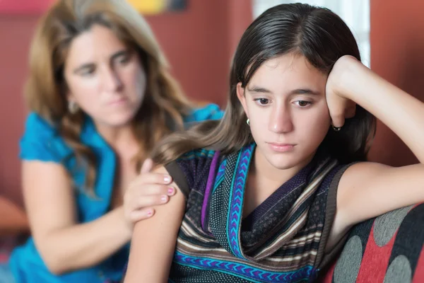 Trauriges Teenager-Mädchen und ihre Mutter — Stockfoto