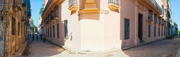 Kopfsteinpflasterstraße im alten Havanna — Stockfoto