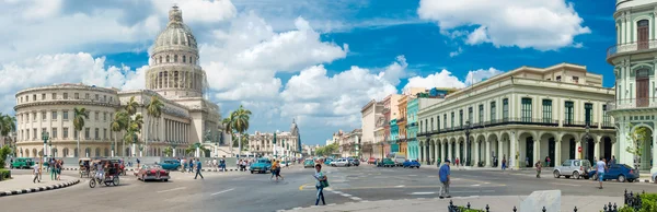 Street scene next to the Capitol in Old Havana — Stockfoto