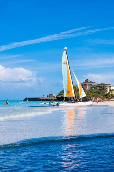Туристы Наслаждающиеся Прекрасным Пляжем Варадеро Кубе — стоковое фото