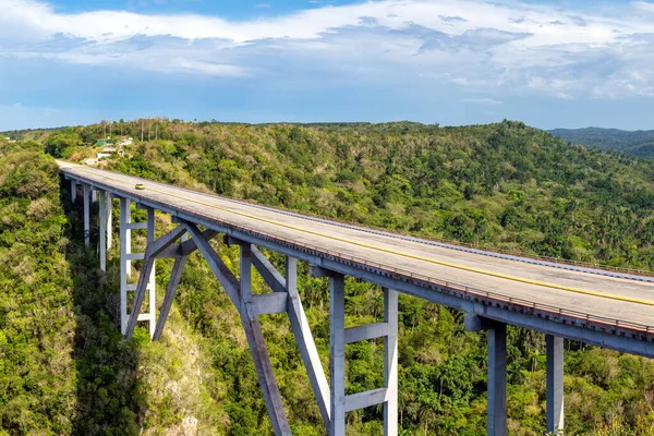 The Bacunayagua bridge over the Yumuri valley in Cuba — Stock fotografie