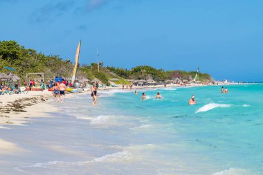 Küba 'daki Varadero plajında turistler