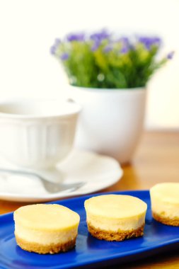 Atıştırmalık çay ile servis edilen küçük yuvarlak ev yapımı peynirli kekler.