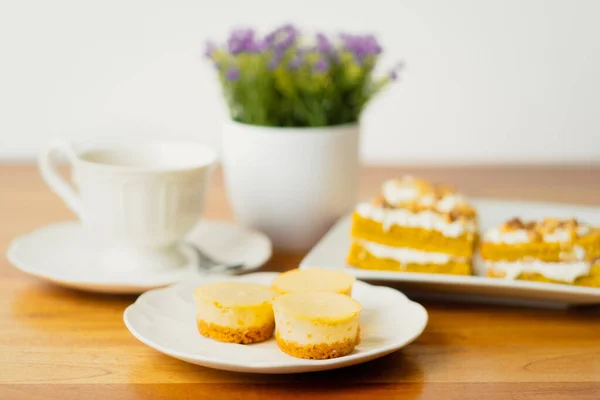 Cheesecakes and other desserts served with tea for a snack — Stock Photo, Image
