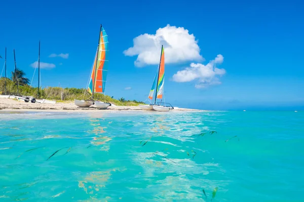 Praia Varadero Cuba Dia Ensolarado Verão Com Veleiros Água Azul — Fotografia de Stock