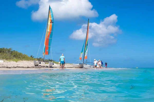 Turisták Vitorlások Gyönyörű Tengerparton Varadero Kubában — Stock Fotó