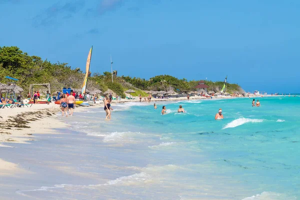 쿠바에서 Varadero 해변을 즐기는 관광객 로열티 프리 스톡 이미지