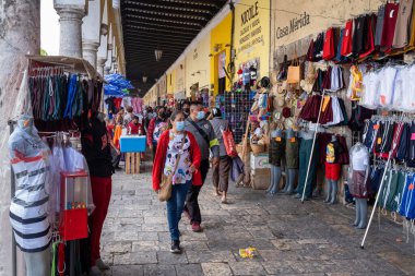 Meridye, Meksika - 2 Ağustos 2022: Merida, Yucatan 'da giysi ve geleneksel ürünler satan sokak pazarı