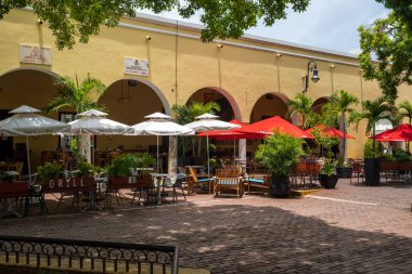 Meridye, MEXICO - 7 AĞUSTOS 2022: Santa Lucia Parkı, Merida 'da en çok tanınan restoranlar ve dükkanlarla çevrili