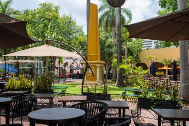 Meridye, MEXICO - 7 AĞUSTOS 2022: Santa Lucia Parkı, Merida 'da en çok tanınan restoranlar ve dükkanlarla çevrili