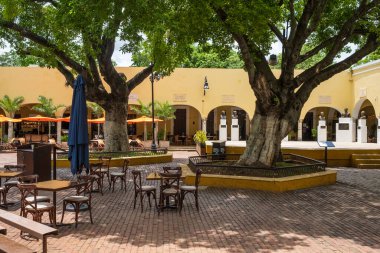 Meridye, MEXICO - 7 AĞUSTOS 2022: Santa Lucia Parkı, Merida 'da en çok tanınan restoranlar ve dükkanlarla çevrili