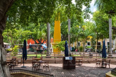 Meridye, MEXICO - 7 AĞUSTOS 2022: Santa Lucia Parkı, Merida 'da en çok tanınan restoranlar ve dükkanlarla çevrili