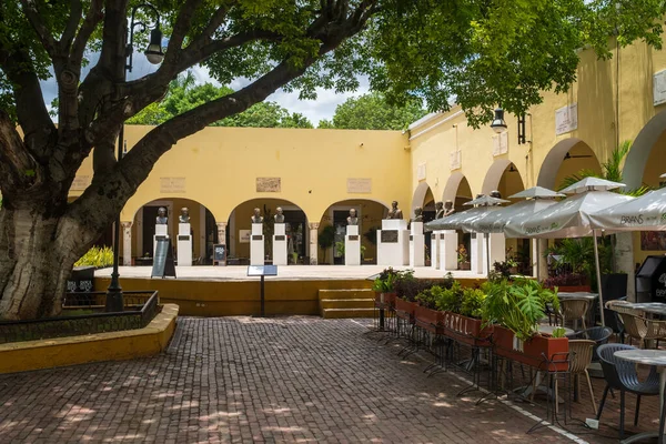 Merida Mexico August 2022 Santa Lucia Park Surrounded Restaurants Shops — Stock Photo, Image