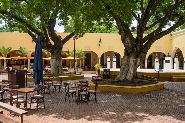 Merida Mexico Sierpnia 2022 Santa Lucia Park Otoczony Restauracjami Sklepami — Zdjęcie stockowe
