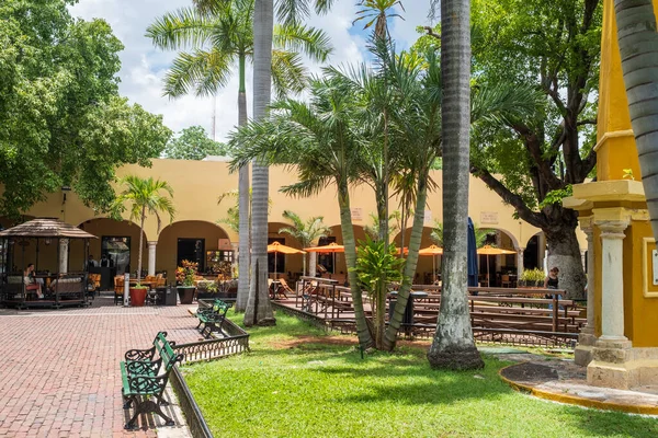 Merida Mexico August 2022 Santa Lucia Park Surrounded Restaurants Shops — Stock Photo, Image