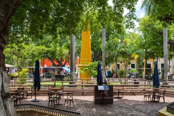 Merida Mexico Sierpnia 2022 Santa Lucia Park Otoczony Restauracjami Sklepami — Zdjęcie stockowe