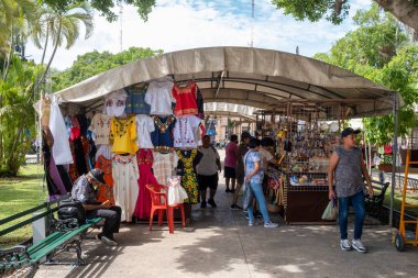 Meridye, MEXICO - 7 AĞUSTOS 2022: Meksika 'nın Merida kentinin ana meydanında geleneksel giysi ve el işi satan sokak pazarı