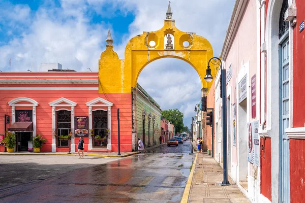 Merida Mexico August 2022 Gatuscen Med Gammal Kolonial Arkitektur Staden — Stockfoto