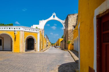 Meksika 'nın Yucatan kentindeki Izamal kasabasında eski ve parlak sarı binalar.