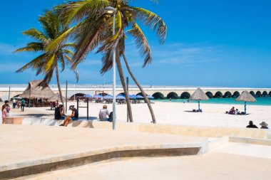 PROGRESO, MEXICO - 1.2022: güneşli bir yaz gününde Merida yakınlarındaki Progreso 'nun güzel plajı