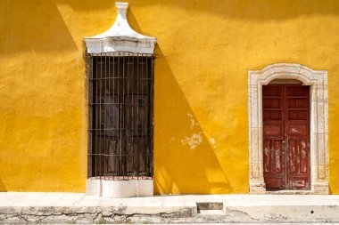 Yucatan 'ın büyülü Izamal kasabasında tipik sarı bir ev.