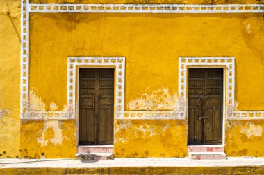 Yucatan 'ın büyülü Izamal kasabasında tipik sarı bir ev.