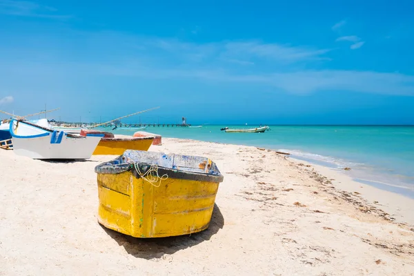 Łodzie Rybackie Pięknej Plaży Progreso Pobliżu Merida Meksyku — Zdjęcie stockowe