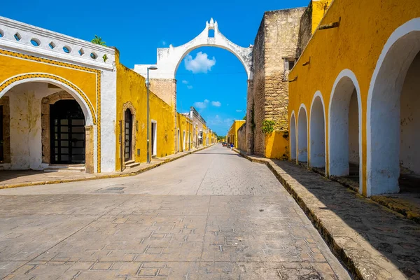 Scena Strada Con Edifici Gialli Nella Città Izamal Yucatan Messico — Foto Stock