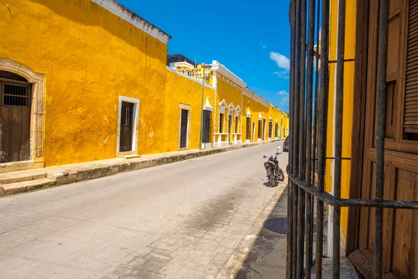 Scena Uliczna Jasnożółtymi Budynkami Mieście Izamal Jukatanie Meksyk — Zdjęcie stockowe