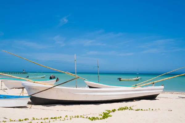 墨西哥梅里达附近美丽的进步海滩上的渔船 — 图库照片