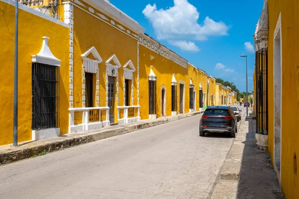 墨西哥尤卡坦市Izamal镇的街道场景 有明亮的黄色建筑 — 图库照片
