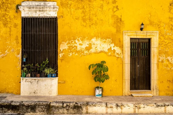 尤卡坦半岛神奇小镇Izamal典型的黄色老房子 — 图库照片