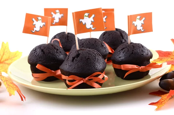 Хэллоуинские шоколадные кексы — стоковое фото